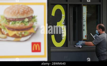 Loughborough, Leicestershire, Royaume-Uni. 2 juin 2020. Un travailleur prépare un restaurant McDonald's à la réouverture après que les restrictions de confinement en cas de pandémie de coronavirus ont été assouplies. Credit Darren Staples/Alay Live News. Banque D'Images