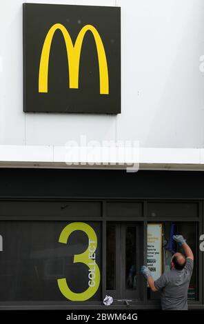 Loughborough, Leicestershire, Royaume-Uni. 2 juin 2020. Un travailleur prépare un restaurant McDonald's à la réouverture après que les restrictions de confinement en cas de pandémie de coronavirus ont été assouplies. Credit Darren Staples/Alay Live News. Banque D'Images