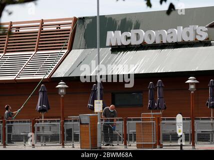 Loughborough, Leicestershire, Royaume-Uni. 2 juin 2020. Les travailleurs préparent un restaurant McDonald's ouvert au volant pour réouverture après que les restrictions de confinement en cas de pandémie de coronavirus ont été assouplies. Credit Darren Staples/Alay Live News. Banque D'Images