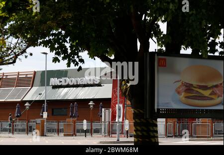 Loughborough, Leicestershire, Royaume-Uni. 2 juin 2020. Un travailleur prépare un restaurant McDonald's à la réouverture après que les restrictions de confinement en cas de pandémie de coronavirus ont été assouplies. Credit Darren Staples/Alay Live News. Banque D'Images