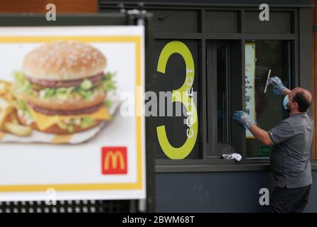 Loughborough, Leicestershire, Royaume-Uni. 2 juin 2020. Un travailleur prépare un restaurant McDonald's à la réouverture après que les restrictions de confinement en cas de pandémie de coronavirus ont été assouplies. Credit Darren Staples/Alay Live News. Banque D'Images