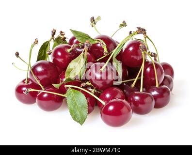 Cerises avec feuilles isolées sur fond blanc Banque D'Images