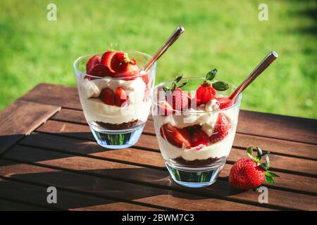 Dessert d'été facile en verre avec crème mascarpone et fraises Banque D'Images