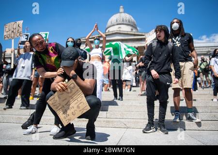 LES RÉDACTEURS NOTENT LE LANGAGE DES PANNEAUX les gens participent à une manifestation sur le thème de la vie noire à Trafalgar Square, à Londres, à la suite du décès de George Floyd à Minneapolis, aux États-Unis, cette semaine, qui a vu un policier accusé de meurtre au troisième degré. Banque D'Images