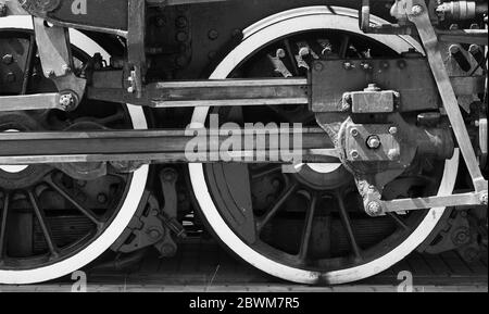 Roues d'une locomotive à vapeur avec pièces de puissance, vue avant, photo en noir et blanc Banque D'Images