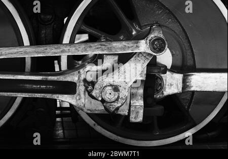 Roue de locomotive à vapeur vintage avec bielle, gros plan photo noir et blanc Banque D'Images