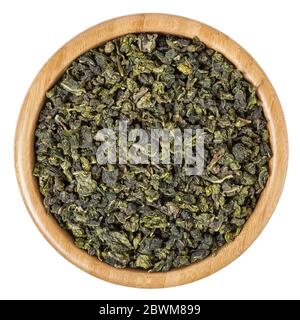 L'oolong lait thé vert dans un bol en bois isolé sur fond blanc avec clipping path Banque D'Images