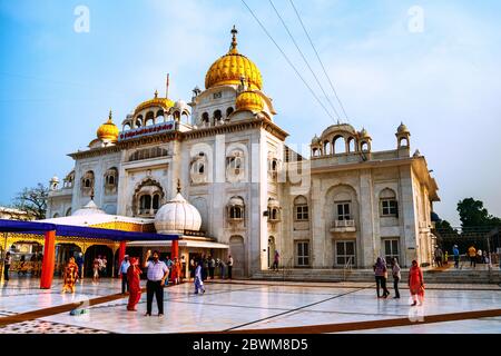 DELHI, INDE - Le 5 juillet 2016 : temple sikh Gurudwara Bangla Sahib, monument le plus populaire dans la région de Delhi la capitale de l'Inde. Banque D'Images