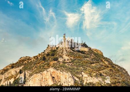 Vue rapprochée du mont Lycabette et de l'église Agios Georgios - St George à Athènes, Grèce Banque D'Images
