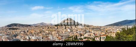 Vue panoramique sur la colline du Lycabette depuis la colline d'Areopagus, Athènes, Grèce Banque D'Images