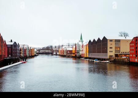 Trondheim, Norvège. Centre-ville de Trondheim, Norvège pendant la journée d'hiver nuageux avec bâtiments historiques colorés et ciel gris nuageux Banque D'Images