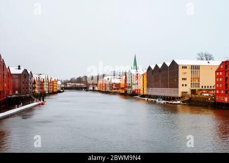 Trondheim, Norvège. Centre-ville de Trondheim, Norvège pendant la journée d'hiver nuageux avec bâtiments historiques colorés et ciel gris nuageux Banque D'Images