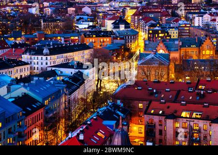 Oslo, Norvège. Vue nocturne sur le quartier Sentrum d'Oslo, Norvège, avec des bâtiments modernes et historiques et la circulation routière en hiver Banque D'Images
