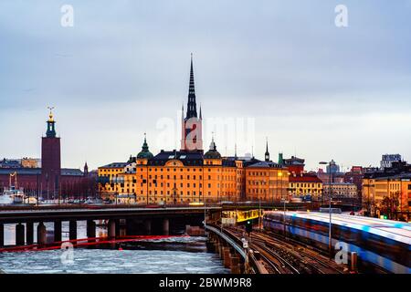 Stockholm, Suède. Vue aérienne de Gamla Stan à Stockholm, en Suède, avec des monuments comme l'église Riddarholm au coucher du soleil. Vue sur les anciens bâtiments et c Banque D'Images