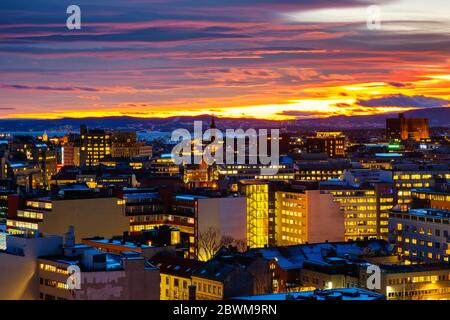 Oslo, Norvège. Vue nocturne sur le quartier Sentrum d'Oslo, Norvège, avec des bâtiments modernes et historiques et un ciel coloré Banque D'Images