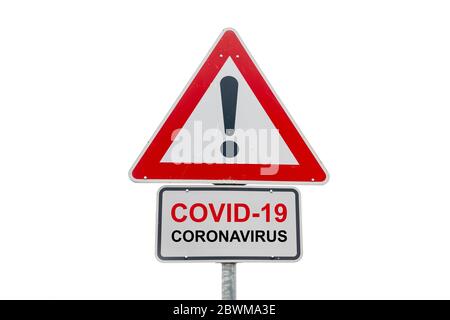 Avertissement de route avec texte covid-19, coronavirus, isolé sur un fond blanc Banque D'Images