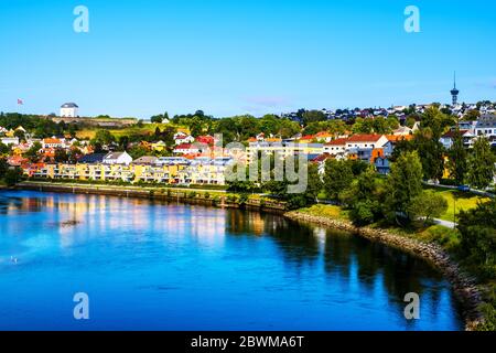 Trondheim, Norvège. Centre-ville de Trondheim, Norvège pendant la journée ensoleillée d'été. Bâtiments historiques colorés et forteresse de Kristiansten Banque D'Images
