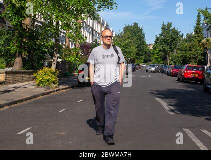 Londres, Royaume-Uni. 2 juin 2020. Dominic Cummings, conseiller politique de Boris Johnson, quitte sa maison pour se rendre à Downing Street. Il a été sous surveillance depuis qu'il a parcouru 260 miles jusqu'à Durham, puis a fait un trajet de 30 minutes jusqu'au château de Barnard pour tester sa vue. Credit: Tommy London/Alay Live News Banque D'Images