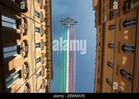 Rome, Italie. 02 juin 2020. Rome, Italie marque la 74e Festa della Repubblica le 2 juin 2020. L'Italie célèbre la journée nationale, Festa della Repubblica en 2020 avec les événements de la 74e édition de la Journée de la République réduits en raison de la crise de Covid-19. Le Frecce Tricolori, l'équipe de démonstration aérobie de l'Armée de l'Air italienne, exposition aéronautique populaire avec des avions de chasse, survole le centre de Rome, émettant des panaches des trois couleurs du drapeau italien. (Photo de Giuseppe 'Pino' Fama/Pacific Press/Sipa USA) crédit: SIPA USA/Alay Live News Banque D'Images