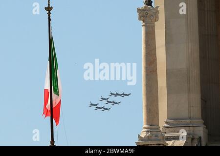 Rome, Italie. 02 juin 2020. Rome, Italie marque la 74e Festa della Repubblica le 2 juin 2020. L'Italie célèbre la journée nationale, Festa della Repubblica en 2020 avec les événements de la 74e édition de la Journée de la République réduits en raison de la crise de Covid-19. Le Frecce Tricolori, l'équipe de démonstration aérobie de l'Armée de l'Air italienne, exposition aéronautique populaire avec des avions de chasse, survole le centre de Rome, émettant des panaches des trois couleurs du drapeau italien. (Photo de Giuseppe 'Pino' Fama/Pacific Press/Sipa USA) crédit: SIPA USA/Alay Live News Banque D'Images
