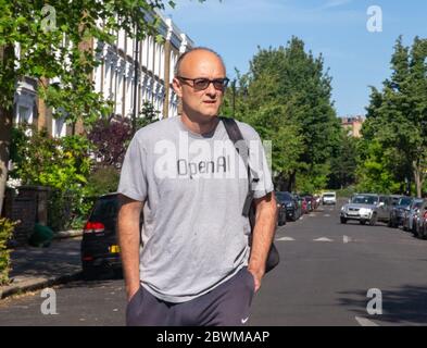 Londres, Royaume-Uni. 2 juin 2020. Dominic Cummings, conseiller politique de Boris Johnson, quitte sa maison pour se rendre à Downing Street. Il a été sous surveillance depuis qu'il a parcouru 260 miles jusqu'à Durham, puis a fait un trajet de 30 minutes jusqu'au château de Barnard pour tester sa vue. Credit: Tommy London/Alay Live News Banque D'Images