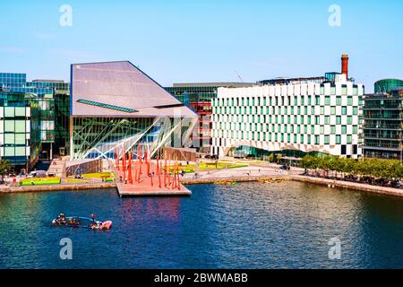 DUBLIN, IRLANDE - 18 juillet 2017 : Vue aérienne du Grand Canal docks de Dublin, Irlande, le matin. Les rues et les bâtiments modernes, bleu clair Banque D'Images