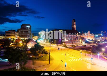 Malmö, Suède. Vue aérienne des sites de Malmö, Suède, la nuit. Université éclairée et route pleine de feux de rue et ciel bleu foncé Banque D'Images