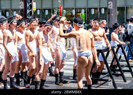 KAGOSHIMA, JAPON - 22 JUILLET 2018 : festival religieux dans les rues de Kagoshima, Japon pendant la journée. Kagoshima est une ville touristique populaire de Kyush Banque D'Images