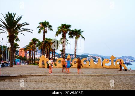 MALAGA, ESPAGNE - 19 JUILLET 2019 : célèbre signe de Malagueta à la plage de Malaga, Espagne. Les touristes prenant des photos avec un panneau, des palmiers et de la mer Banque D'Images