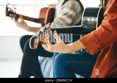 Apprendre à jouer de la guitare. Le professeur explique à l'élève les bases de la guitare. Cours individuels à domicile ou cours extrascolaires. Banque D'Images