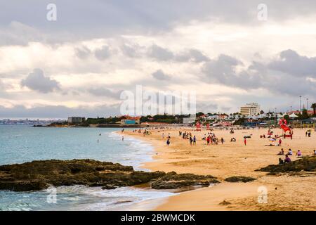 Carcavelos, Portugal. Vue aérienne de la célèbre plage de Carcavelos près de Lisbonne, Portugal, par une journée nuageux. Le temps de la plage, de la mer Banque D'Images