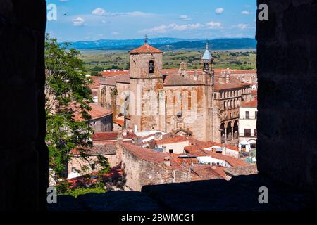 Vista de la iglesia de San Martín desde la iglesia de Santiago. Truijillo. Cáceres. Estrémadure. Espagne Banque D'Images