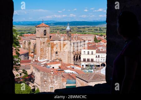 Vista de la iglesia de San Martín desde la iglesia de Santiago. Truijillo. Cáceres. Estrémadure. Espagne Banque D'Images