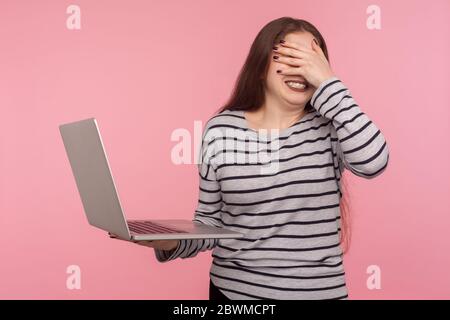 Oups, ne voulez pas regarder! Portrait d'une femme qui couvre les yeux, se sentant frustrée préoccupée par les problèmes logiciels sur ordinateur portable, échec de mise à jour, choqué et sc Banque D'Images