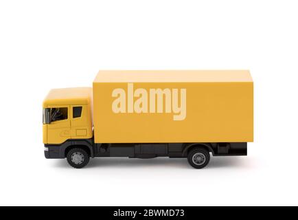 Camion de livraison de fret jaune miniature isolé sur fond blanc avec chemin de découpe Banque D'Images