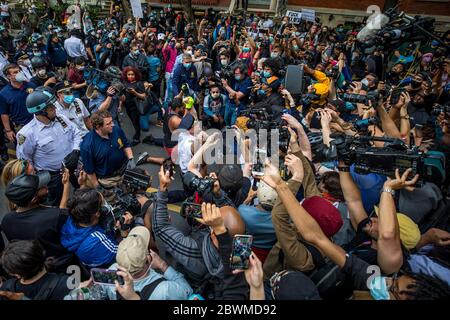 New York, États-Unis. 1er juin 2020. Les manifestants et les membres de la police se joignent à eux et prennent le genou pour faire signe d'unité près de Washington Square Park, New York, NY, le 1er juin 2020. Des manifestations ont lieu dans tout le pays après la mort de George Floyd alors qu'il était en garde à vue à Minneapolis, a été filmé par un passant. (Photo de Christopher Lazzaro/Alive Coverage/Sipa USA) crédit: SIPA USA/Alay Live News Banque D'Images