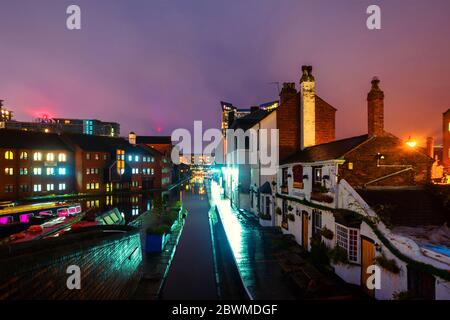 Birmingham, Royaume-Uni. Remblais sous la pluie dans la nuit au célèbre canal de Birmingham au Royaume-Uni. Ciel nuageux au coucher du soleil Banque D'Images