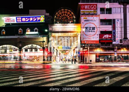 KAGOSHIMA, JAPON - 22 JUILLET 2018 : rues commerçantes centrales de Kagoshima, Kyushu, Japon la nuit. Magasins et restaurants éclairés avec divers panneaux Banque D'Images