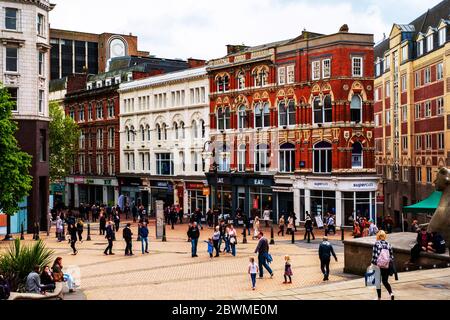 BIRMINGHAM, UK - 19 MAI 2017 : rue animée dans le centre-ville de Birmingham, au Royaume-Uni. Dans les rues bondées, avec ses boutiques et restaurants au cours de la journée Banque D'Images