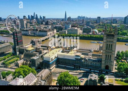 Vue aérienne du centre de Londres montrant le Palais de Westminster, qui contient la Chambre des communes et la Chambre des Lords, avec la Tour Elizabeth sur la gauche, couverte d'échafaudages pendant la rénovation, et la Tour Victoria sur la droite, le pont Westminster, Et de l'autre côté de la Tamise, côté sud : London Eye, County Hall, Park Plaza Westminster Bridge Hotel, St Thomass' Hospital et Evelina London Children's Hospital. Banque D'Images