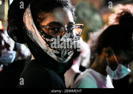 Atlanta, États-Unis. 29 mai 2020. ATLANTA, ÉTATS-UNIS. 29 2020 MAI : les manifestants réagissent lors d'une manifestation à la suite de la mort de George Floyd, le vendredi 29 mai 2020, à Atlanta. Des manifestations ont eu lieu dans les villes américaines à la suite du décès de Floyd, un homme noir décédé après avoir été bridé par les policiers de Minneapolis le 25 mai. (Photo de IOS/Espa-Images) crédit: Agence européenne de photo sportive/Alamy Live News Banque D'Images