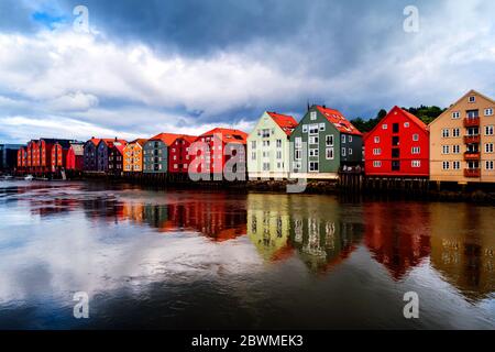 Trondheim, Norvège. Centre ville de Trondheim, Norvège pendant la journée d'été. Bâtiments historiques colorés Banque D'Images