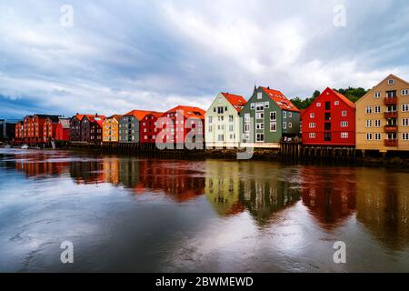 Trondheim, Norvège. Centre ville de Trondheim, Norvège pendant la journée d'été. Bâtiments historiques colorés Banque D'Images