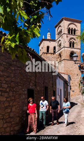 Calle típica e Iglesia de Santa María la Mayor. Trujillo. Cáceres. Estrémadure. Espagne Banque D'Images