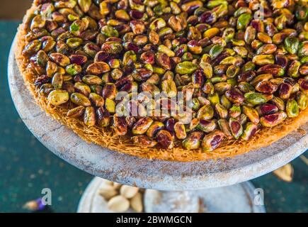 Vue rapprochée du dessert de kadayif et de pistaches Banque D'Images