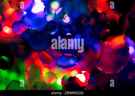 Arrière-plan abstrait aux touches colorées. Gros plan sur le gros plan de bulles Banque D'Images
