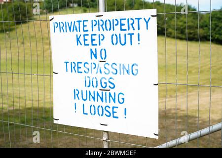Ne pas apposer le panneau propriété privée. Signalisation avertissant le public de l'absence d'intrusion, chiens en vrac, campagne britannique. Banque D'Images