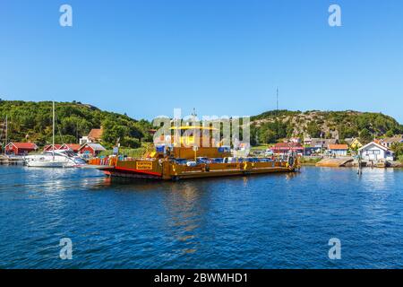 Ferry pour voitures à Hamburgsund sur la côte suédoise Banque D'Images