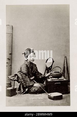 Photographie du XIXe siècle - Portrait photographique du Japon, probablement l'œuvre du photographe japonais Shimooka Renjo - femme avec miroir. Banque D'Images