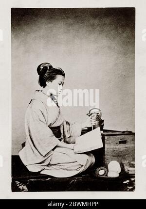 Photographie du XIXe siècle - Portrait photographique du Japon, probablement l'œuvre du photographe japonais Shimooka Renjo - femme lisant. Banque D'Images